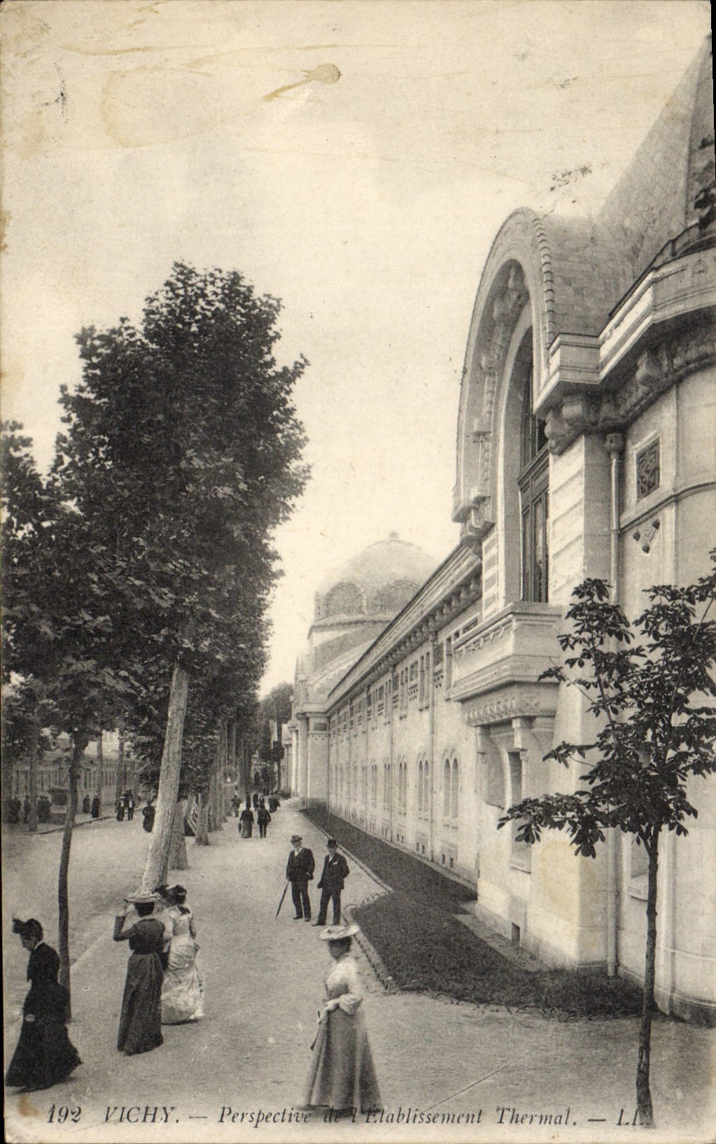 CPA Vichy Perspective l'Etablissement Thermal 