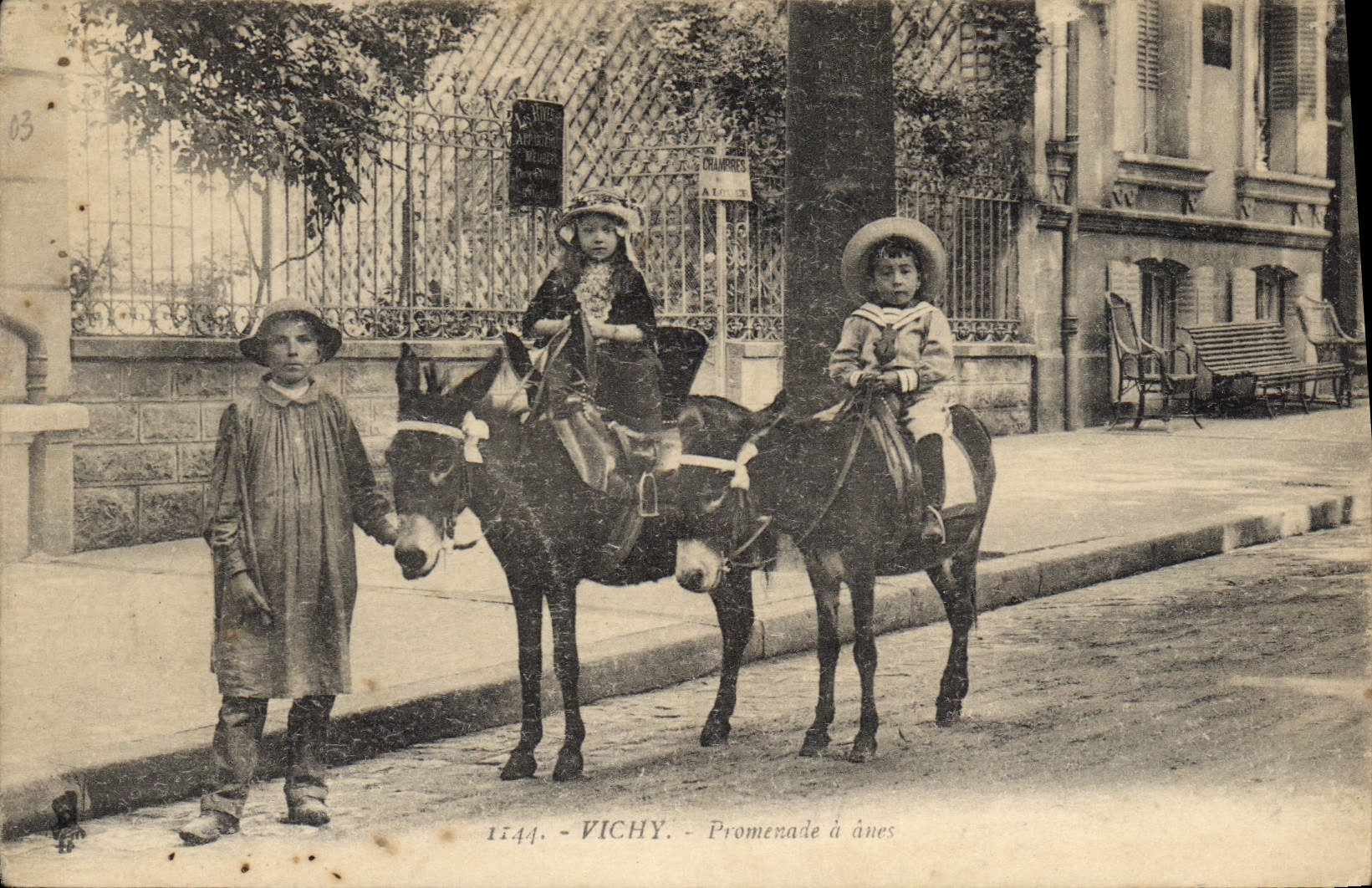 CPA Vichy Promenade a anes Ane Mule