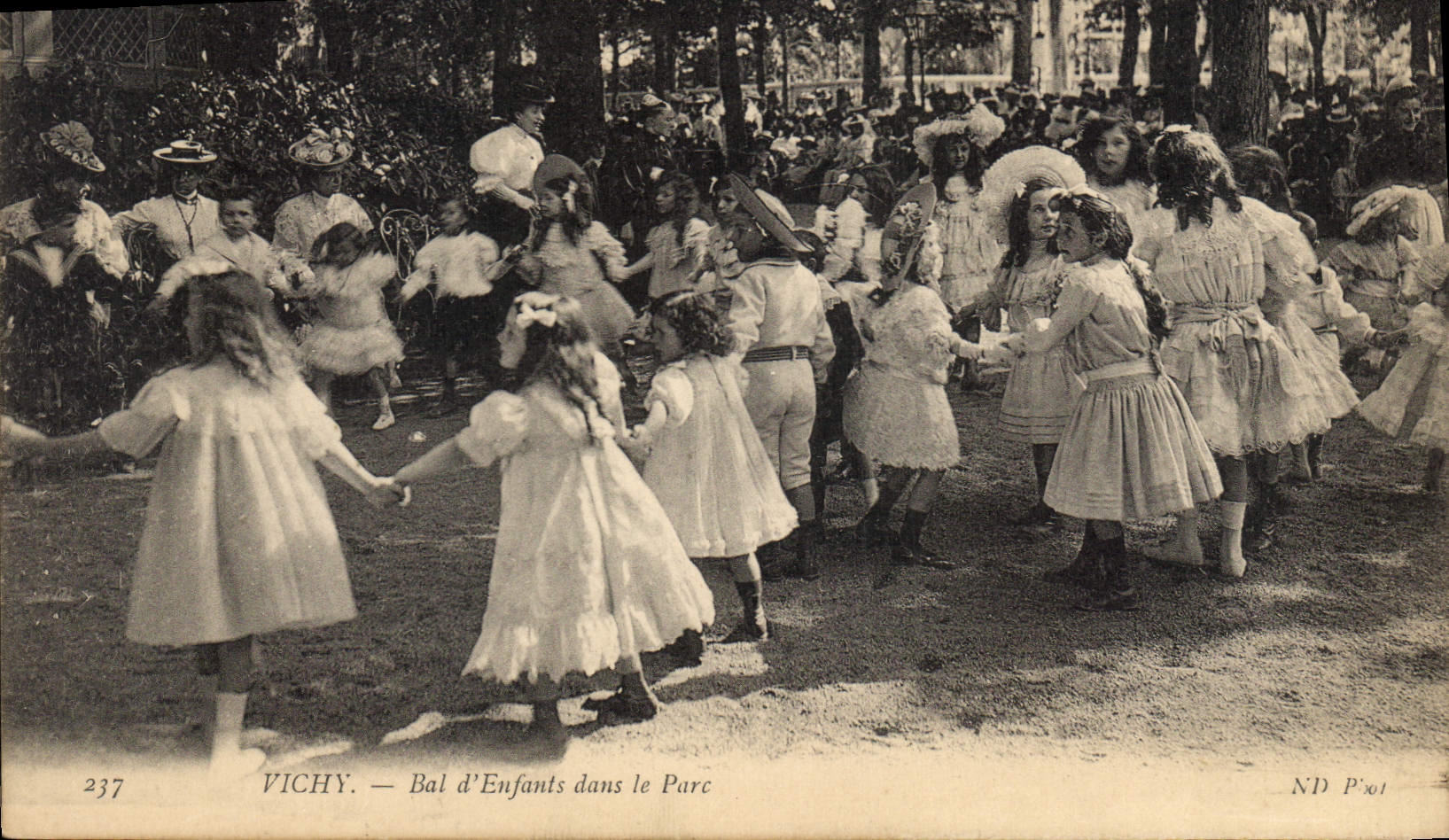 CPA Vichy Bal d'enfants dans le Parc 