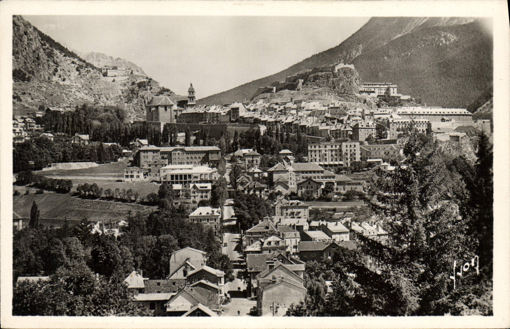 CPA Briancon Hautes Alpes Vue generale et la chaussee 