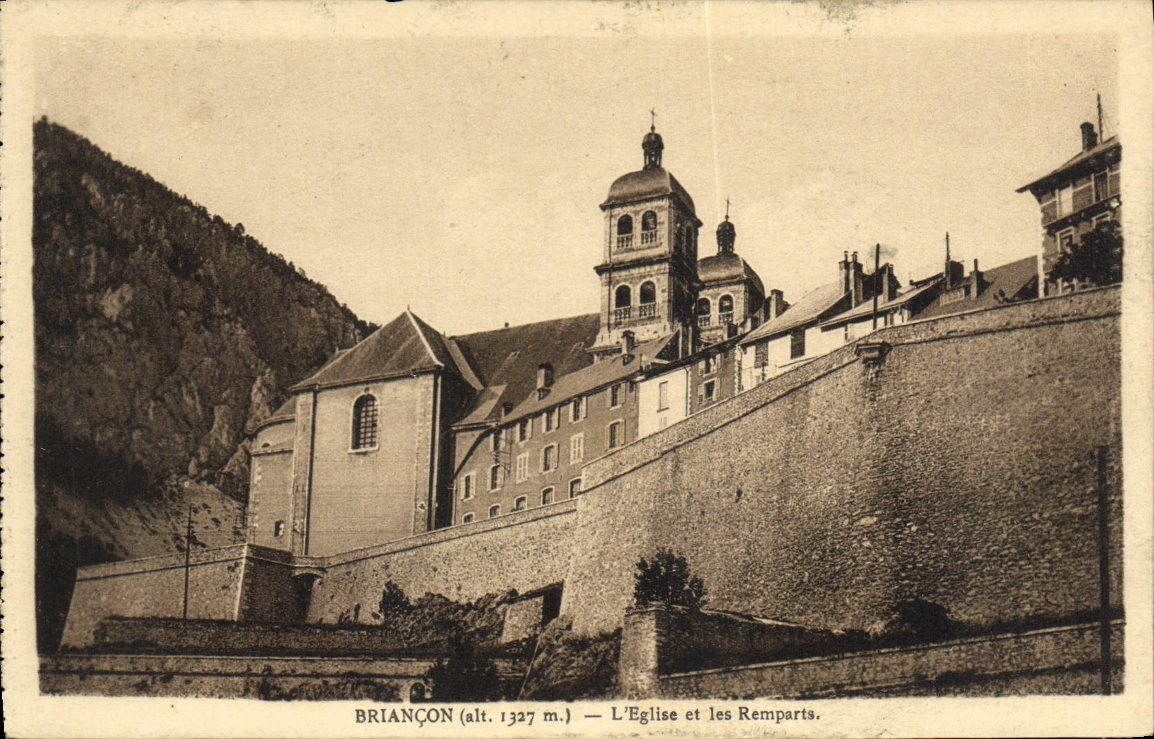 CPA Briancon L'Eglise et les Remparts 