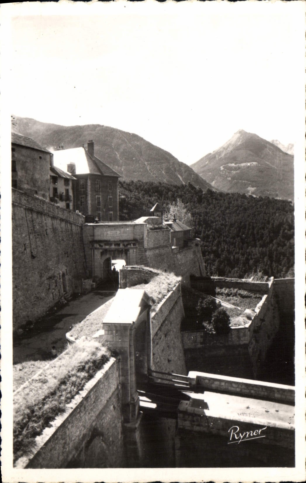CPA Briancon HA Portes d'Embrun avec les Remparts Dans le fond Pic du Melezin