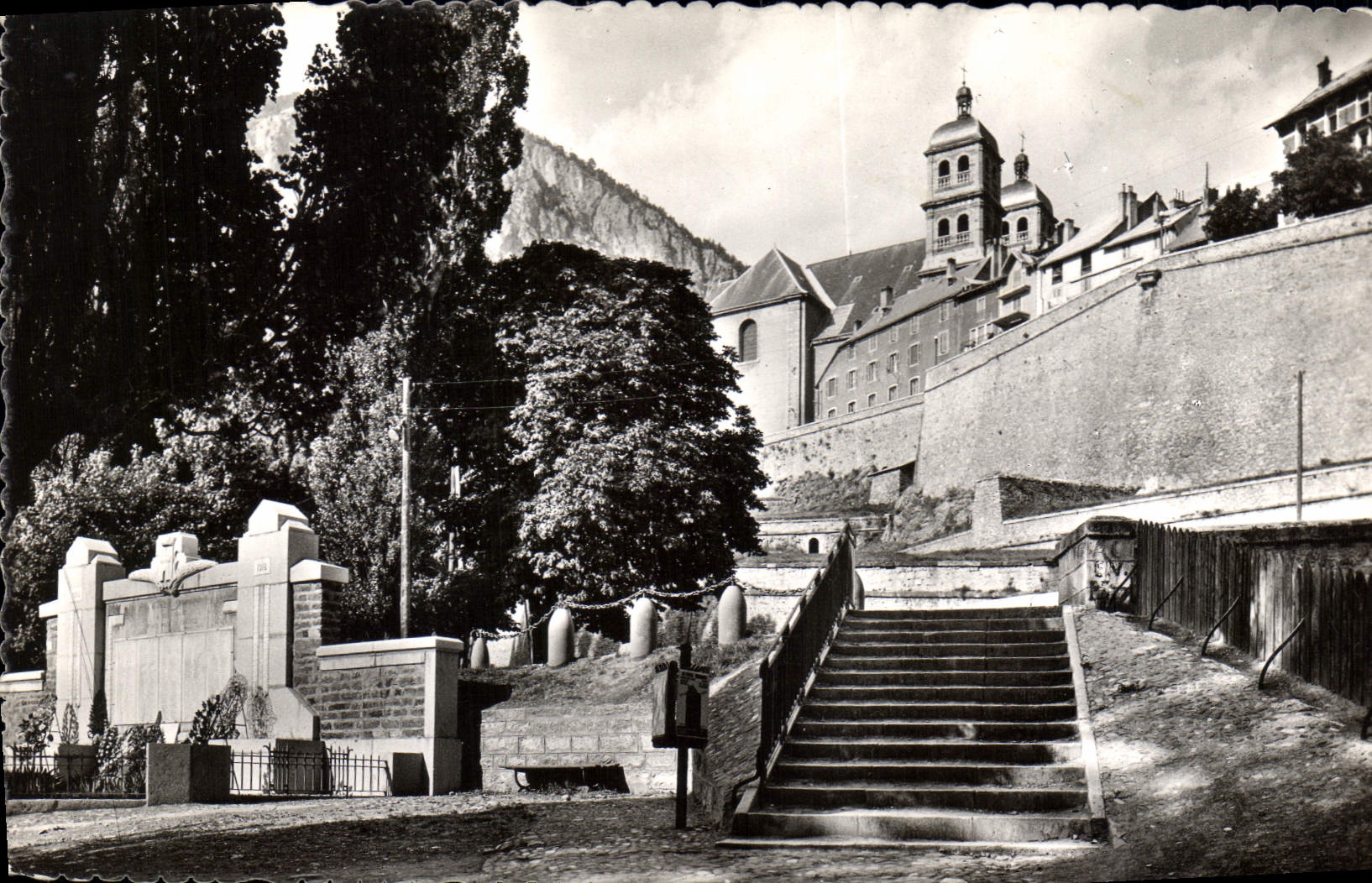 CPA Briancon Htes Alpes Le Monument aux Morts et la Cathedrale