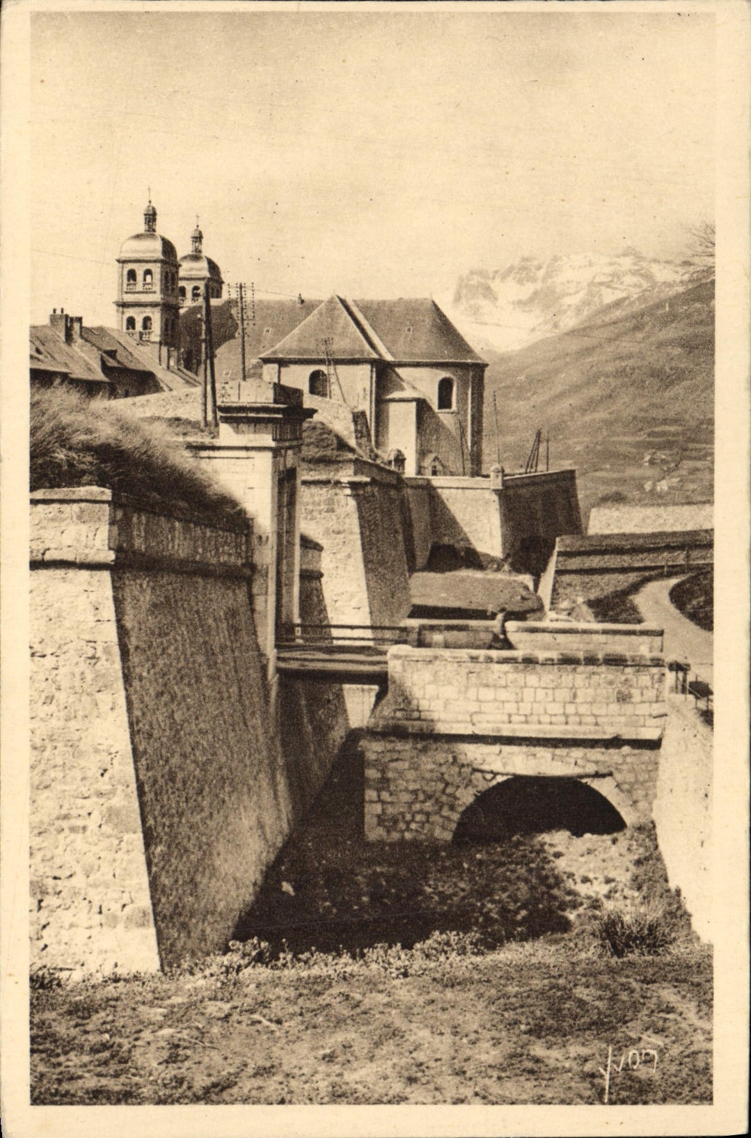 CPA Briancon Htes Alpes La Porte de Pignerol et l'Eglise