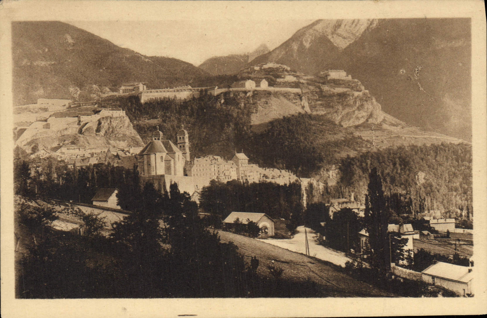 CPA Briancon Station estivale et hivernale l'Eglise et les Forts