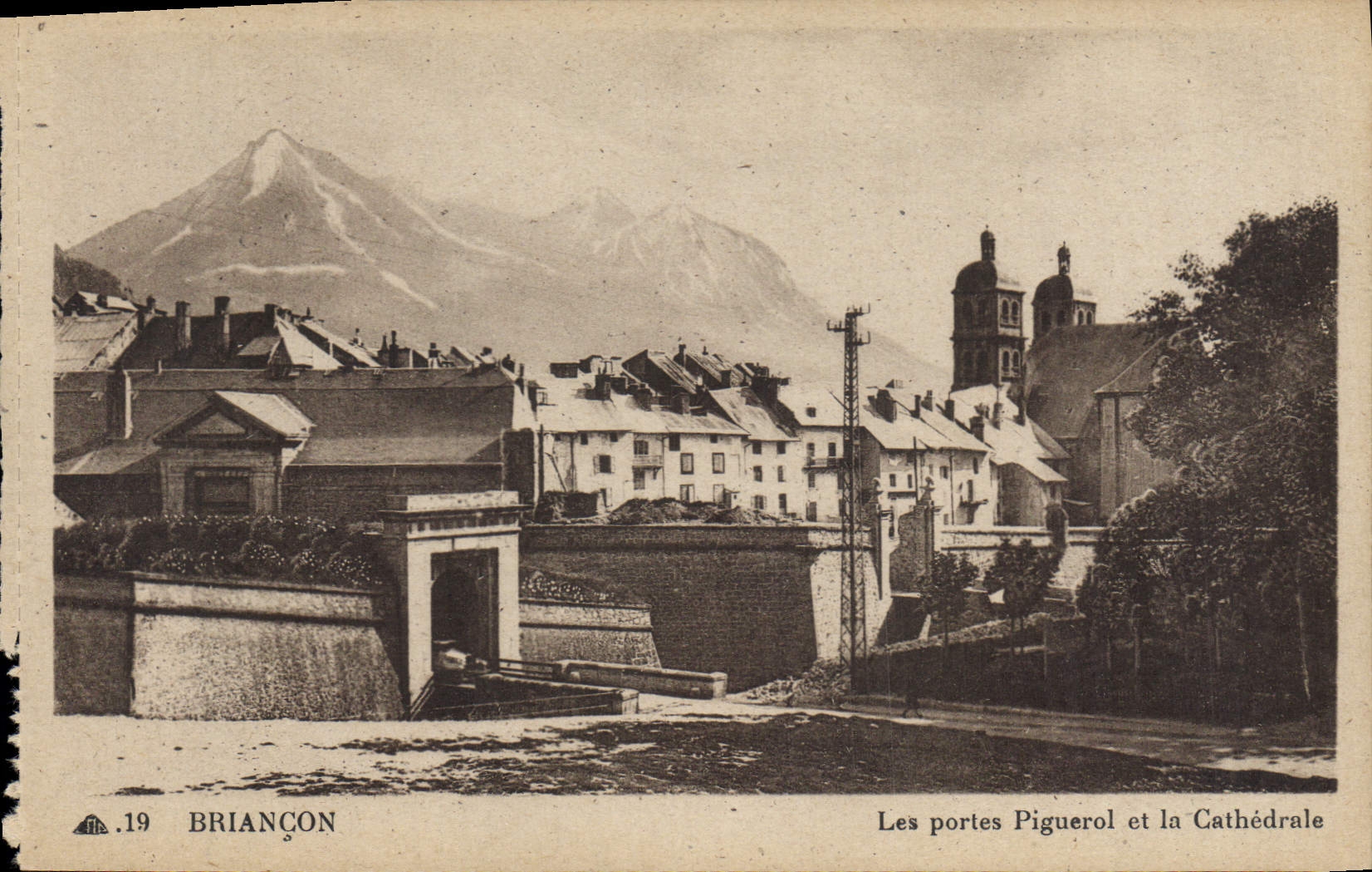 CPA Briancon Les portes Piguerol et la Cathedrale
