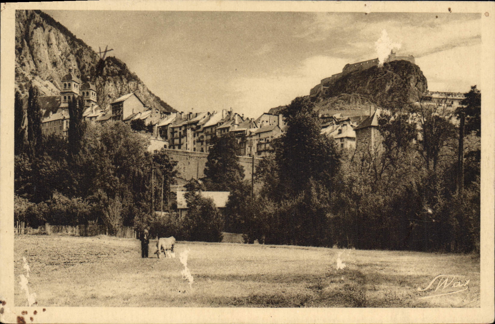 CPA Briancon et les Remparts A droite la France de Bourdelle