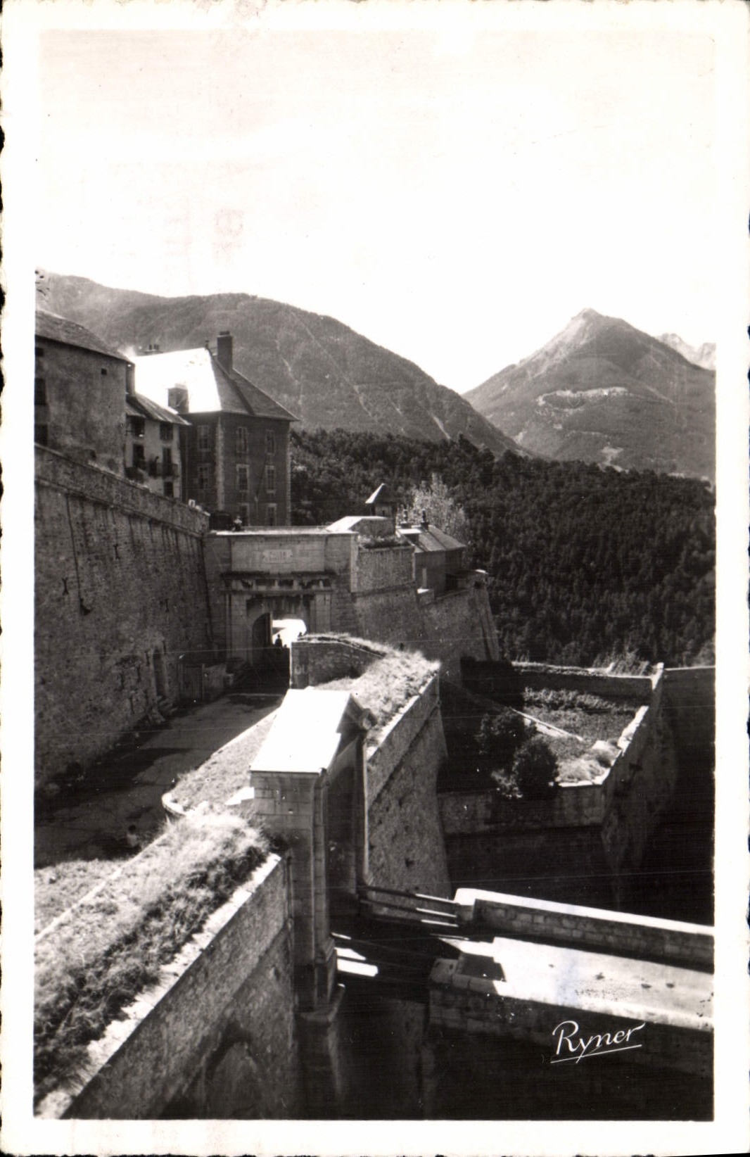 CPA Briancon HA Portes d'Embrun avec les Remparts