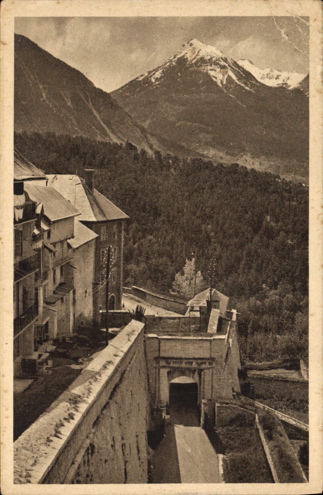 CPA Briancon La Porte d'Embrun vue des Remparts