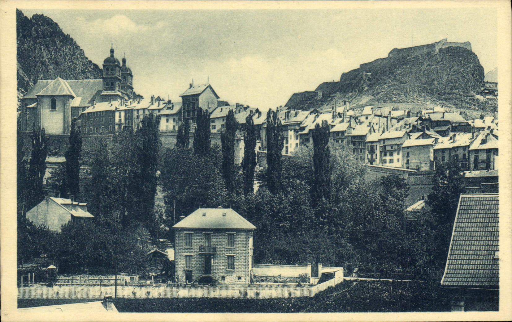CPA Dauphine Briancon les Remparts l'Eglise et le Fort du Chateau 