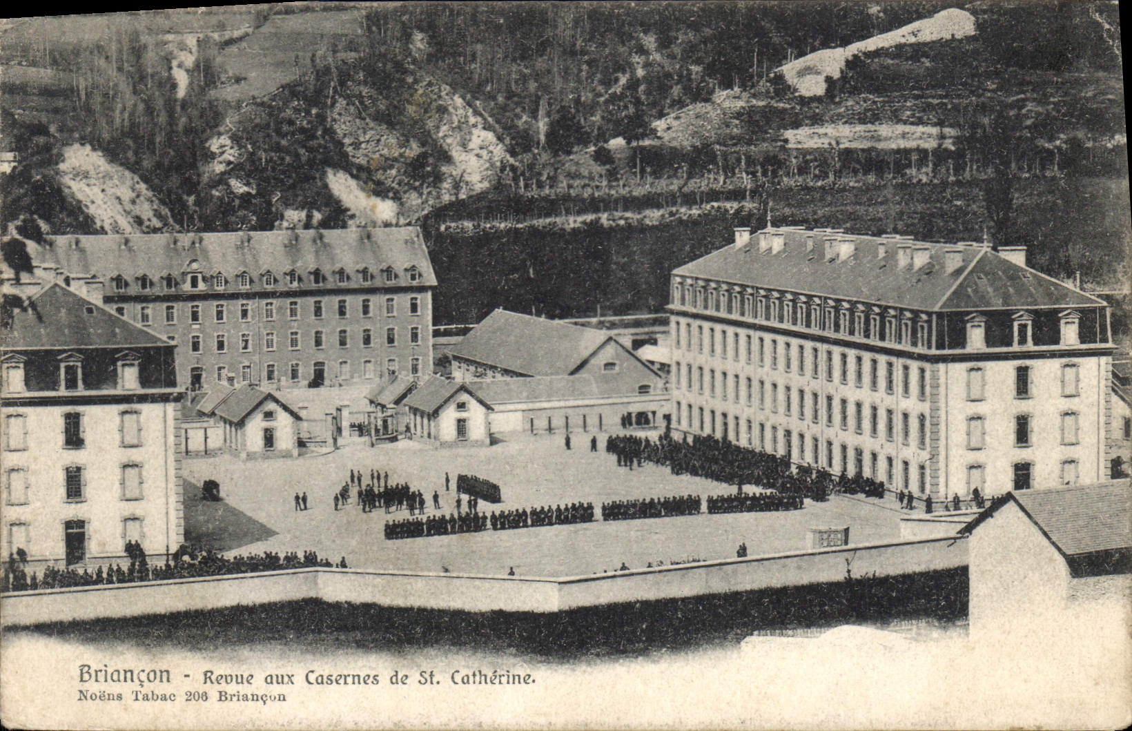 CPA Briancon Reoue aux Casernes de St Catherine Militaria