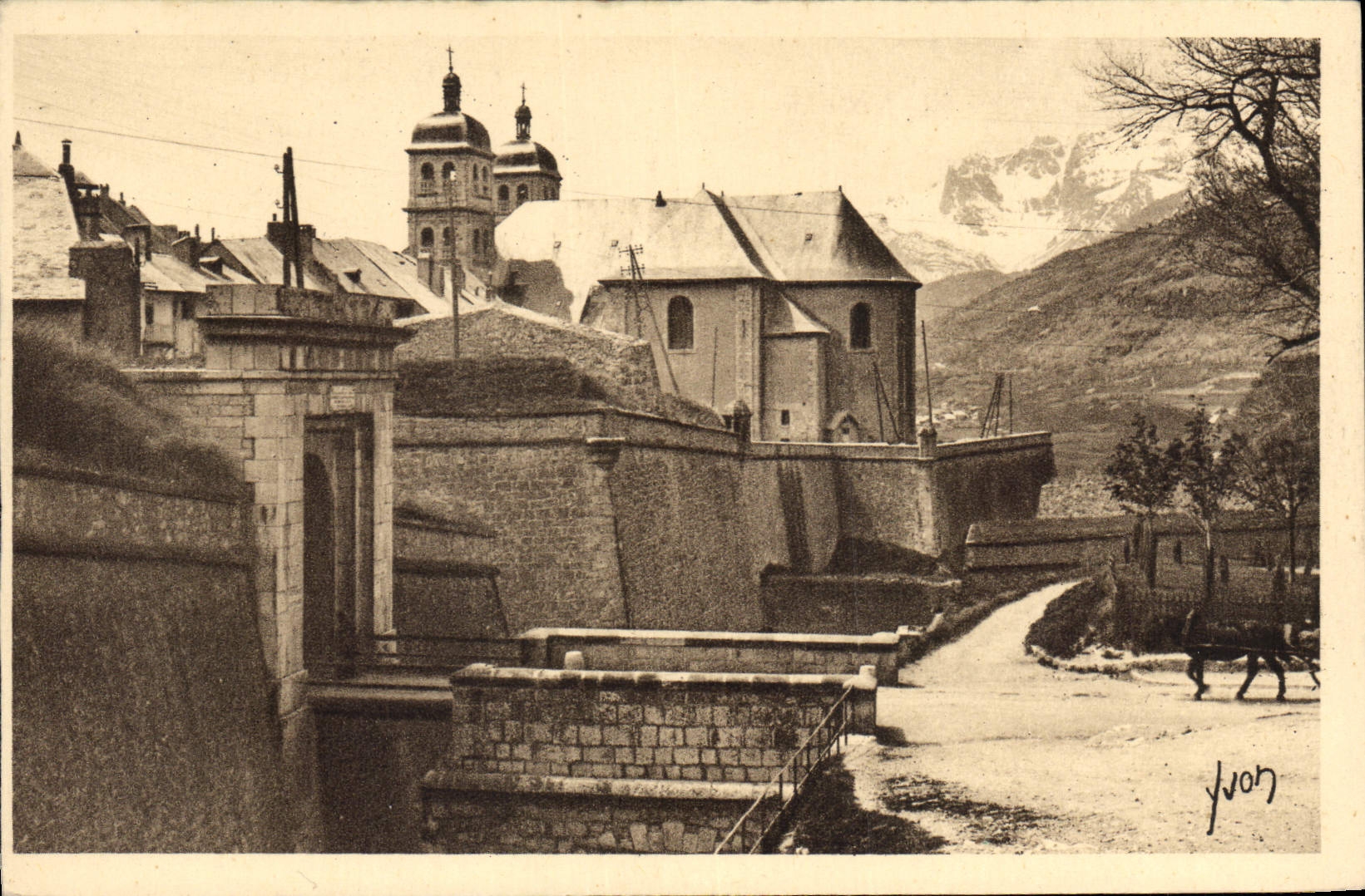 CPA Briancon Htes Alpes La Porte de Pignerol et l'Eglise