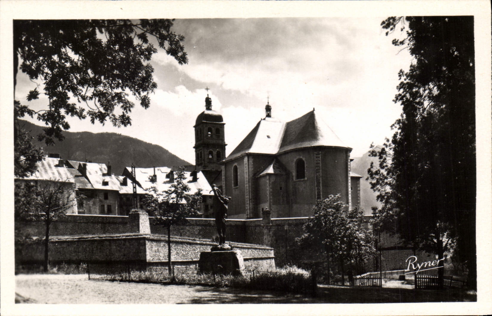 CPA Briancon Hautes Alpes Vue sur la Cathedrale et Jardin d'Ete
