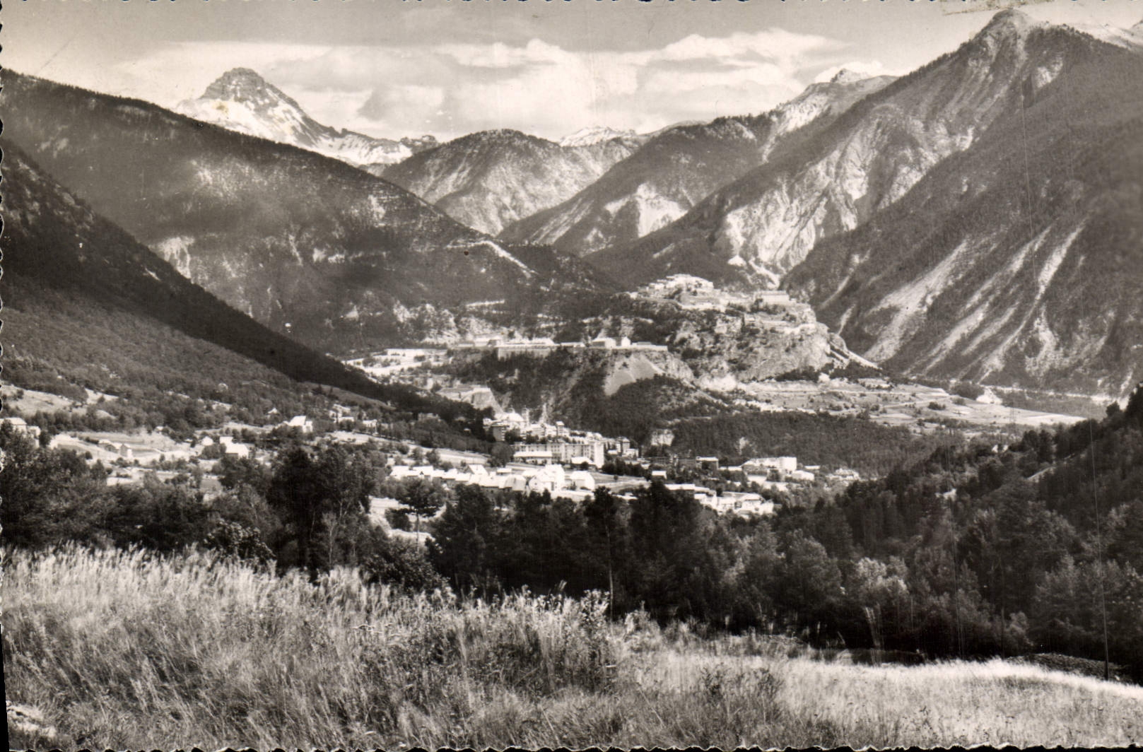 CPA Briancon Hautes Alpes Vue generale Au fond Rochebrune