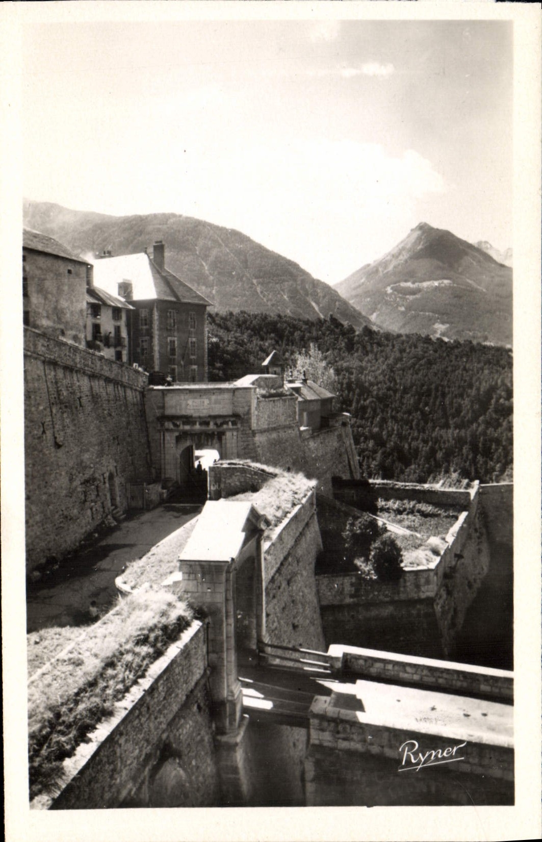 CPA Briancon Hautes Alpes Portes d'Embrun avec les Remparts Dans le fond Pic du Melezin