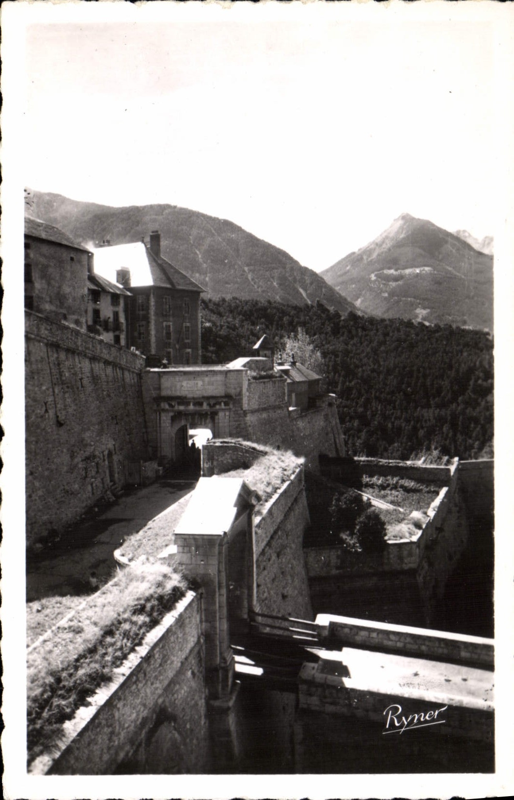 CPA Briancon HA Portes d'Embrun avec les Remparts Dans le fond Plc du Melezin