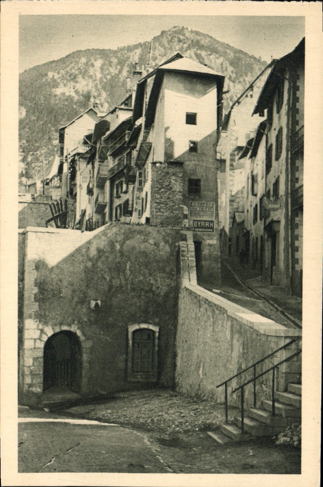 CPA Briancon Les Remparts et la Rue Mercerie