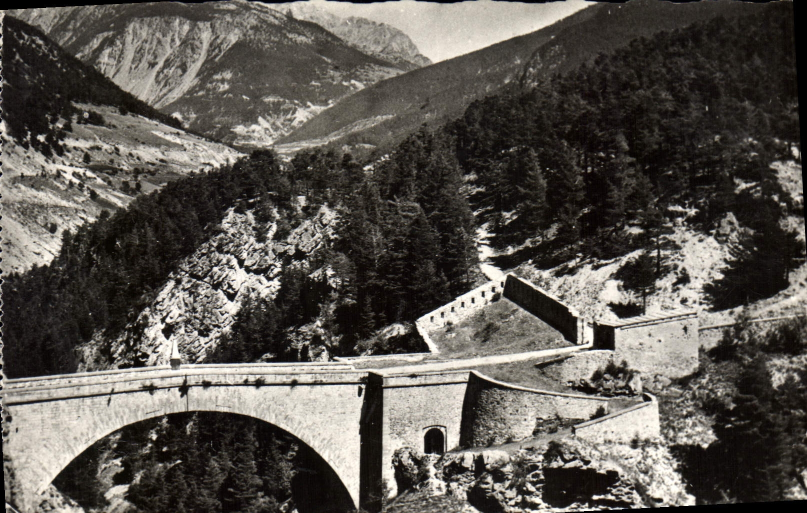 CPA Briancon HA Pont d'Asfeld Dans le fond Col de Mont genevre et a gauche Fort de Chaberton