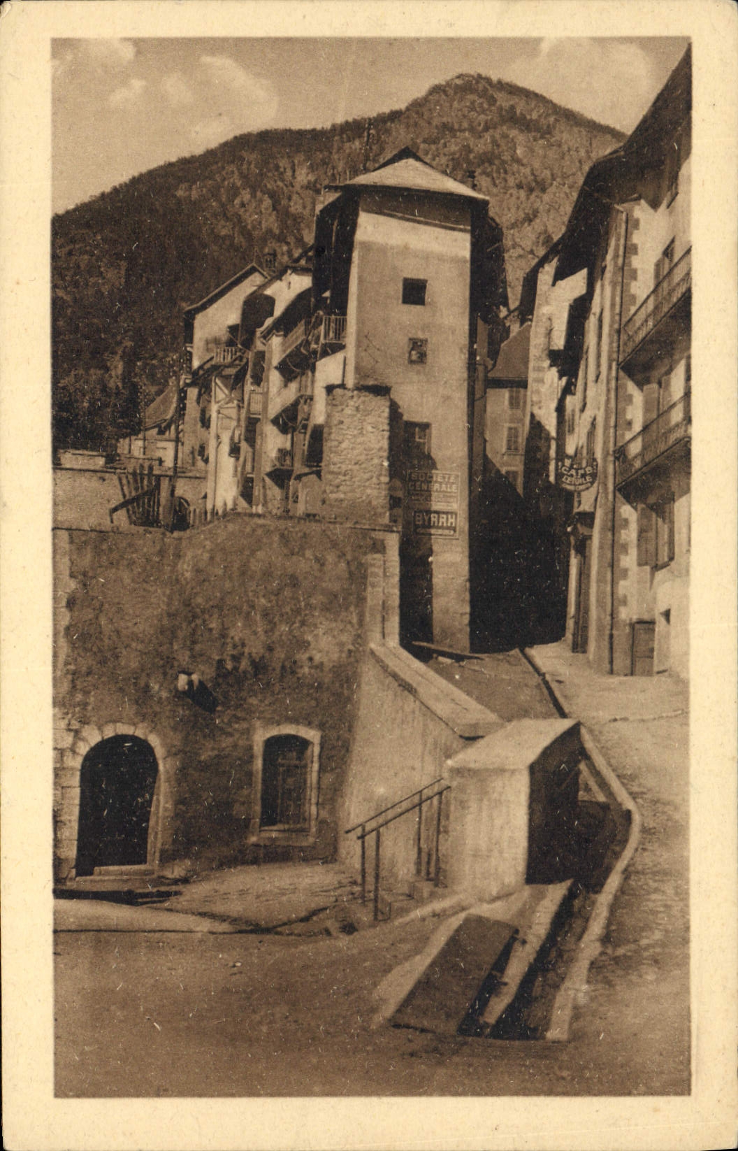 CPA Briancon La rue Mercerie et les remparts