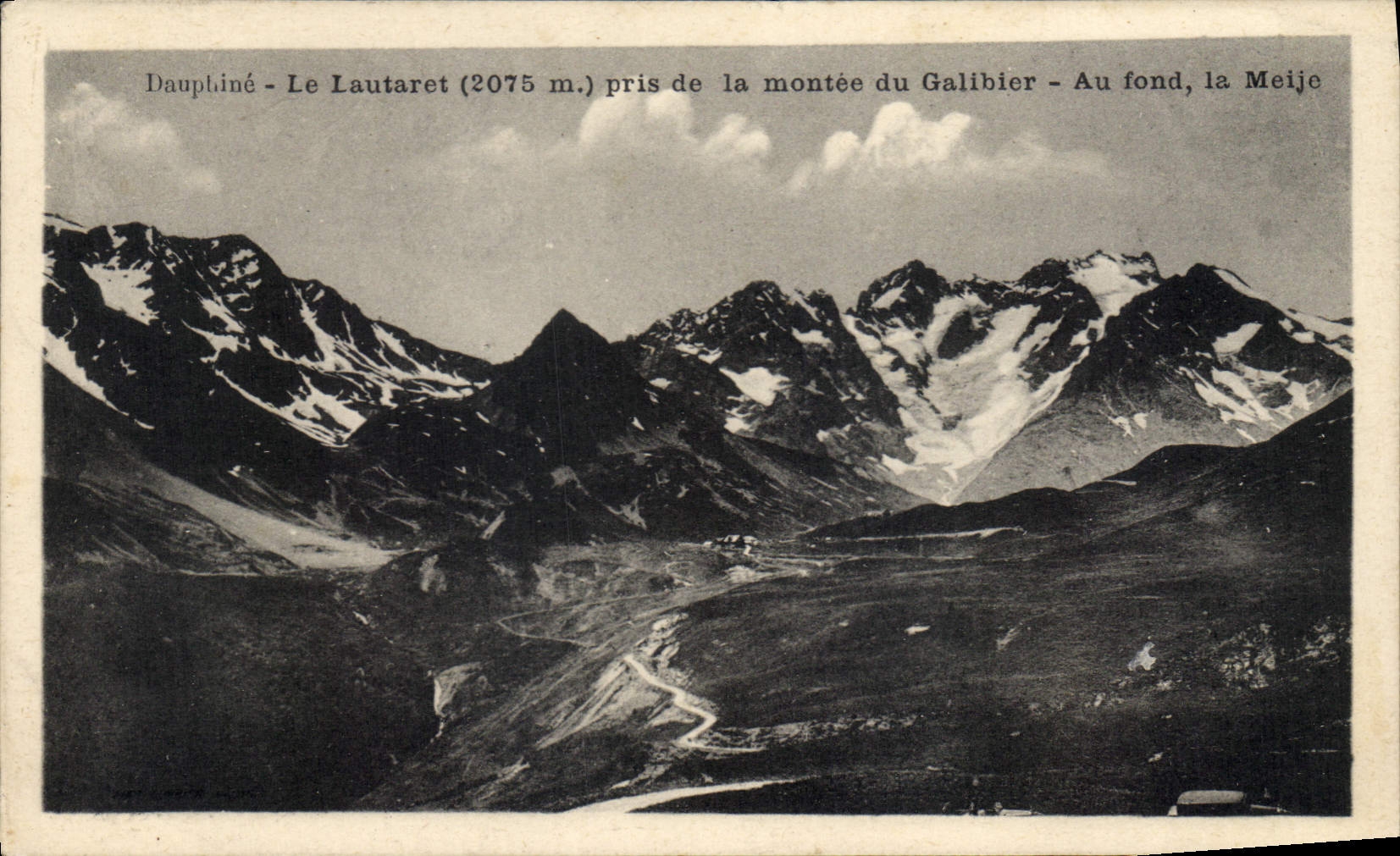 CPA Dauphine Le Lautaret pris de la montee du Galibier Au fond la Meije