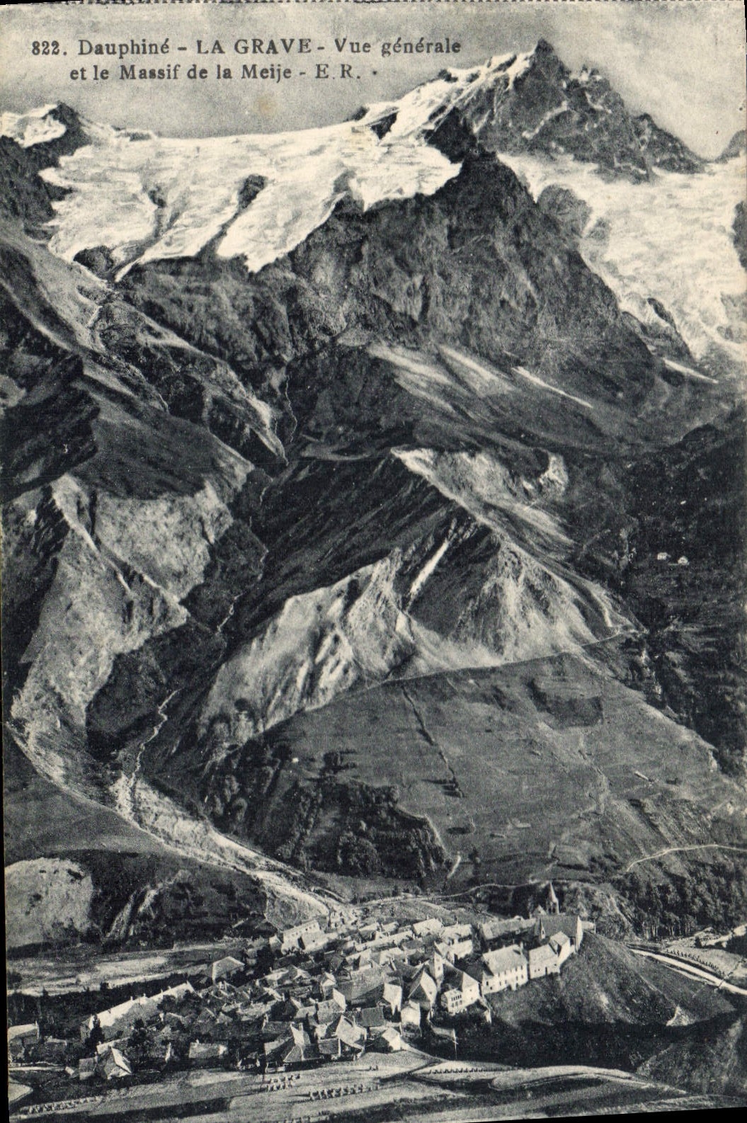 CPA Dauphine La Grave Vue generale et le Massif de la Meije