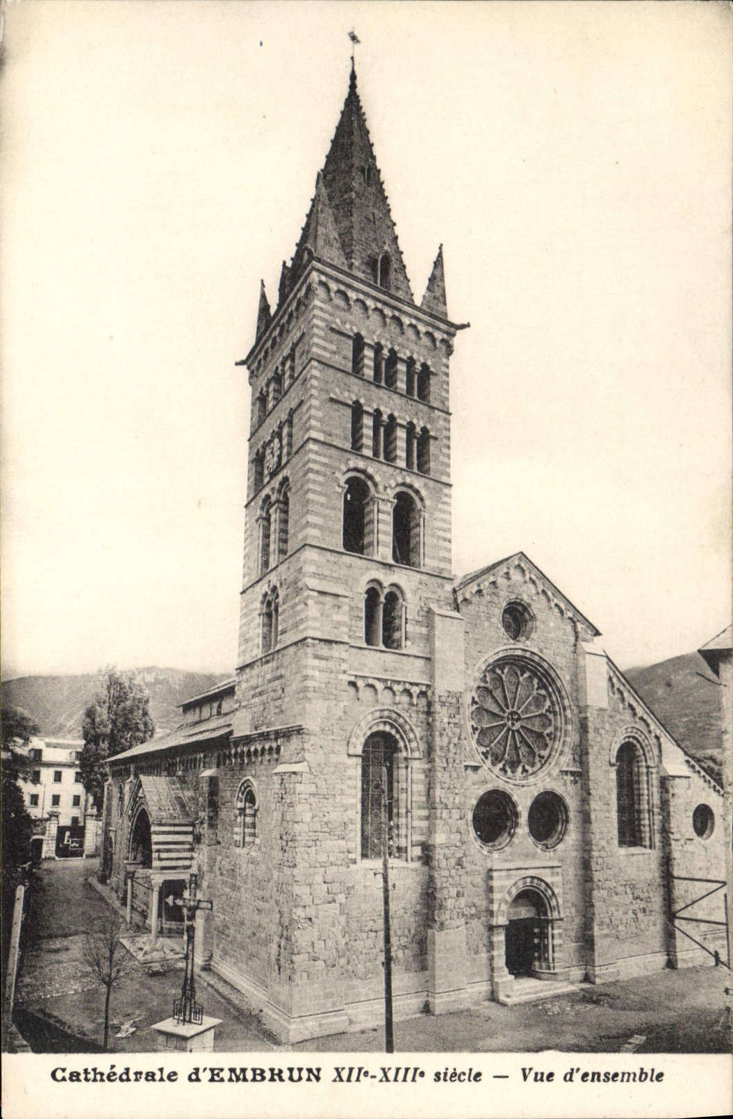 CPA Cathedrale d'Embrun Vue d'ensemble
