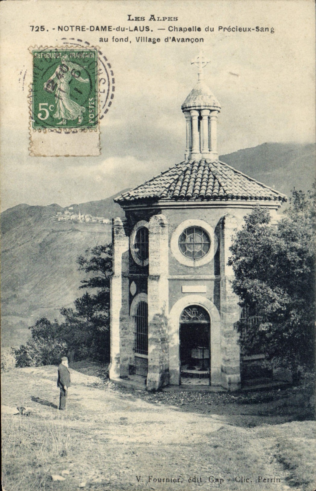 CPA Les Alpes Notre Dame du Laus Chapelle du Precieux Saang au fond Village d'Avancon 