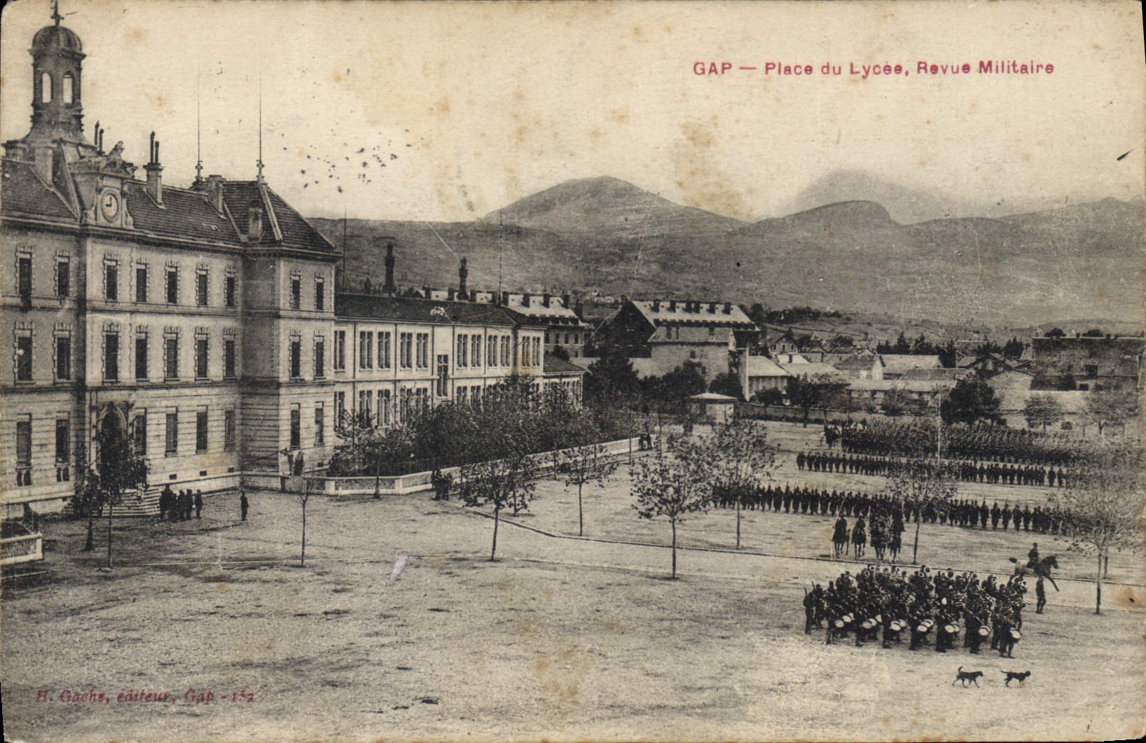 CPA Gap Place du Lycee Revue Militaire Militaria