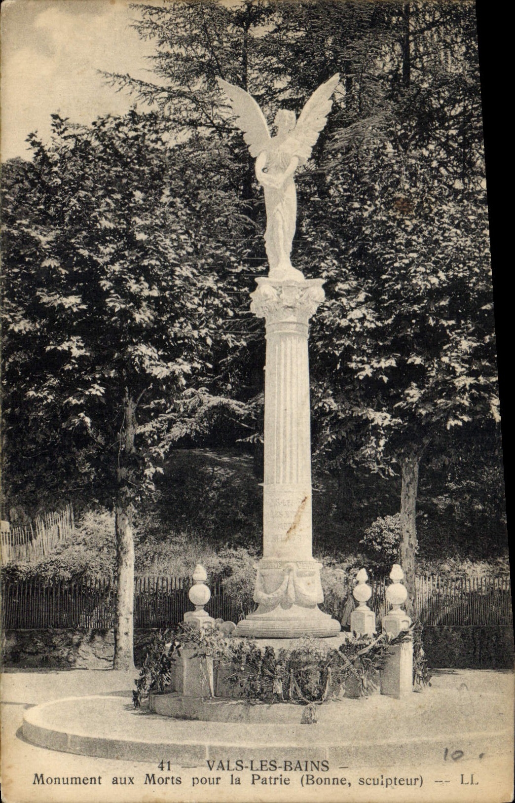 CPA Vals les Bains Monument aux Morts pour la Patrie 