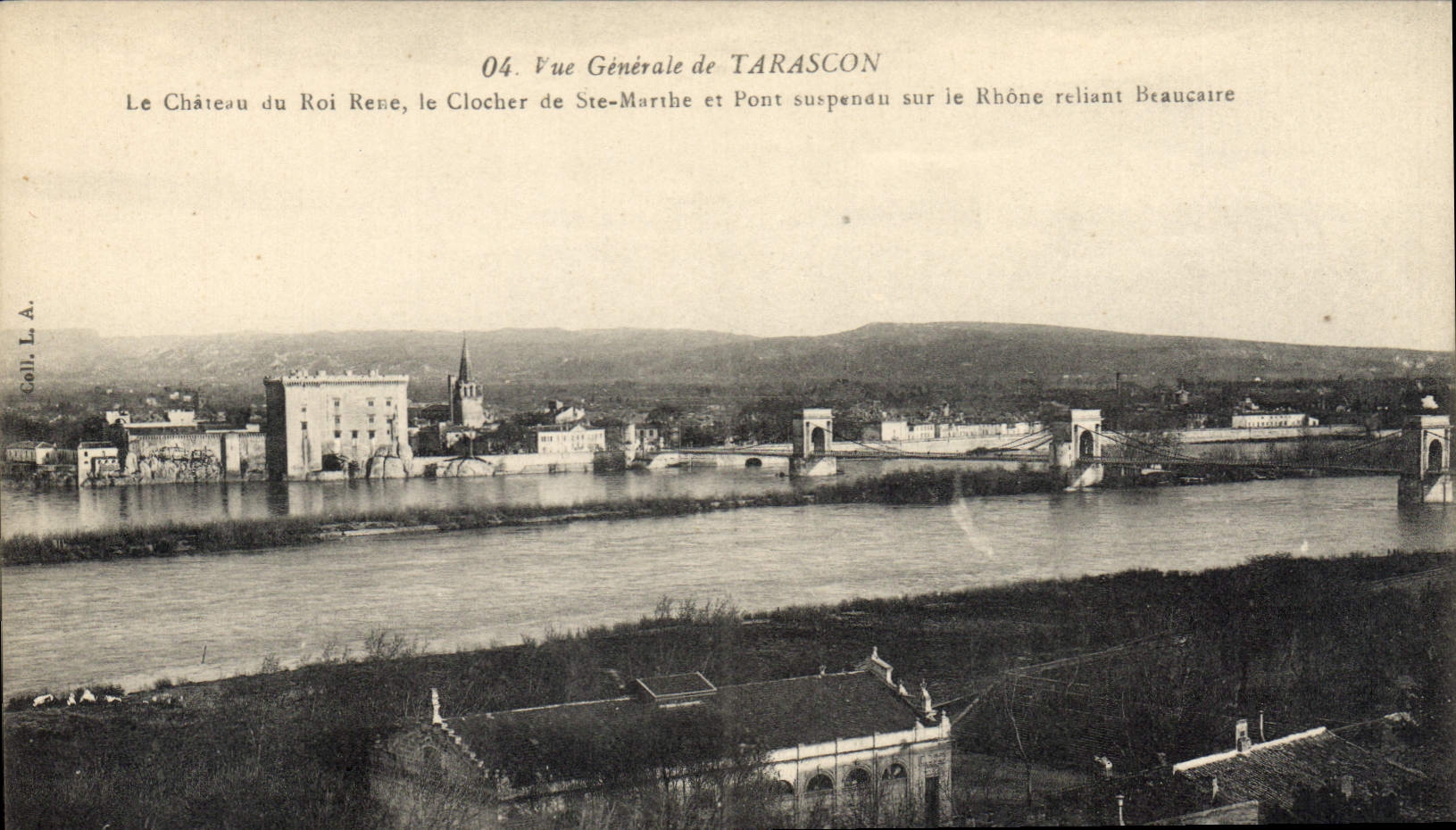 CPA Vue Generale de Tarascon Le Chateau du Roi Rene le Clocher de Ste Marthe et Pont suspendu sur le