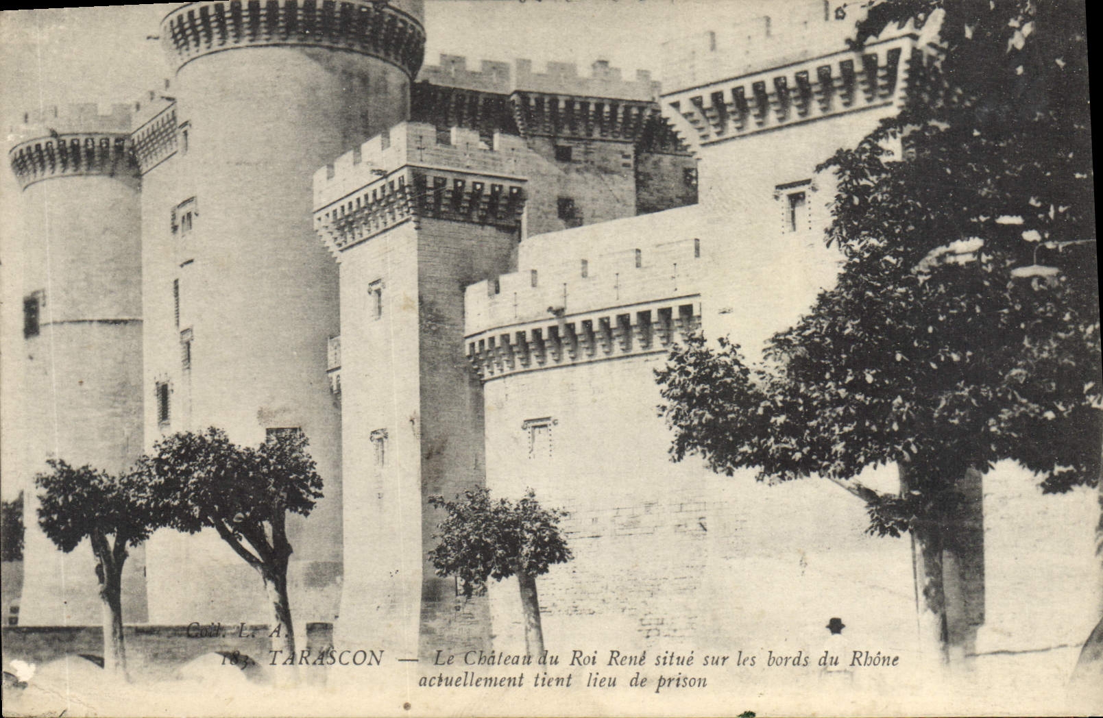 CPA Tarascon Le Chateau du Roi Rene situe sur les bords du Rhone actuellement tient lieu de prison