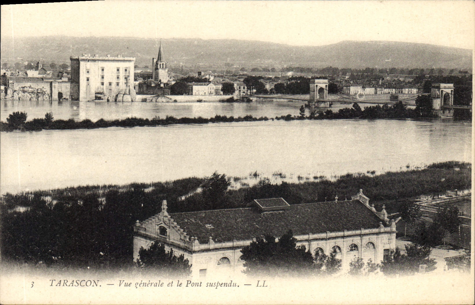 CPA Tarascon Vue generale et le Pont suspendu