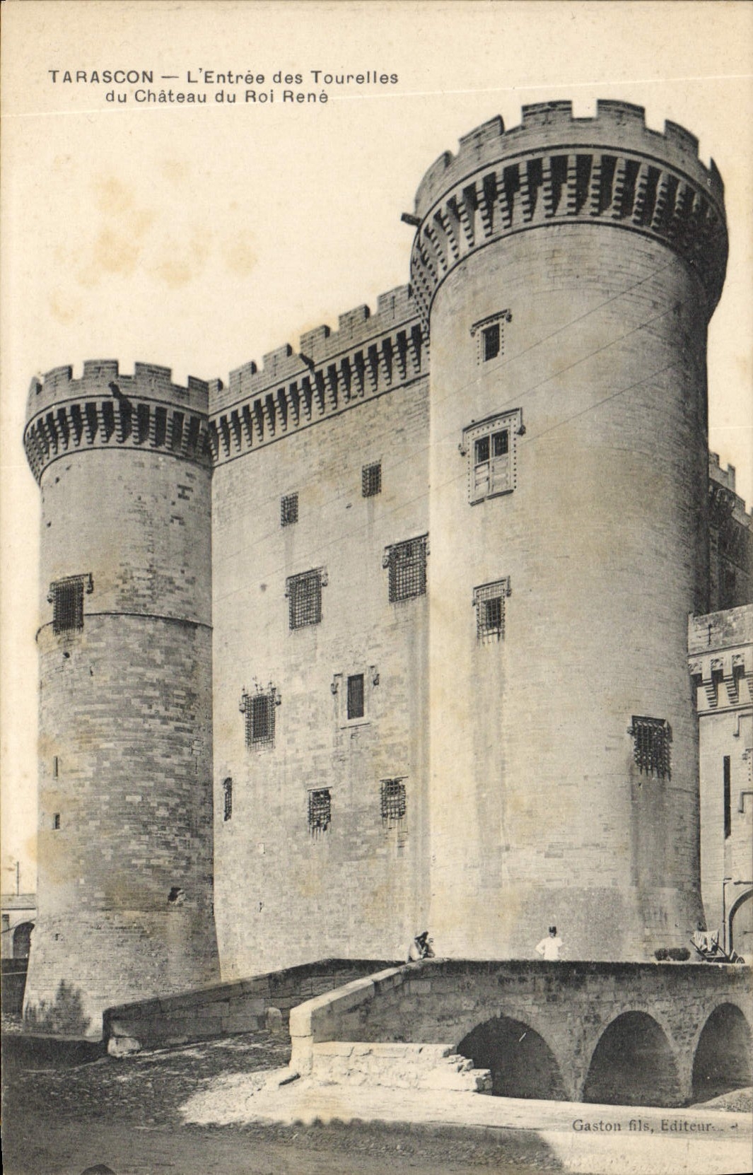 CPA Tarascon L'Entree des Tourelles du Chateau du Roi Rene