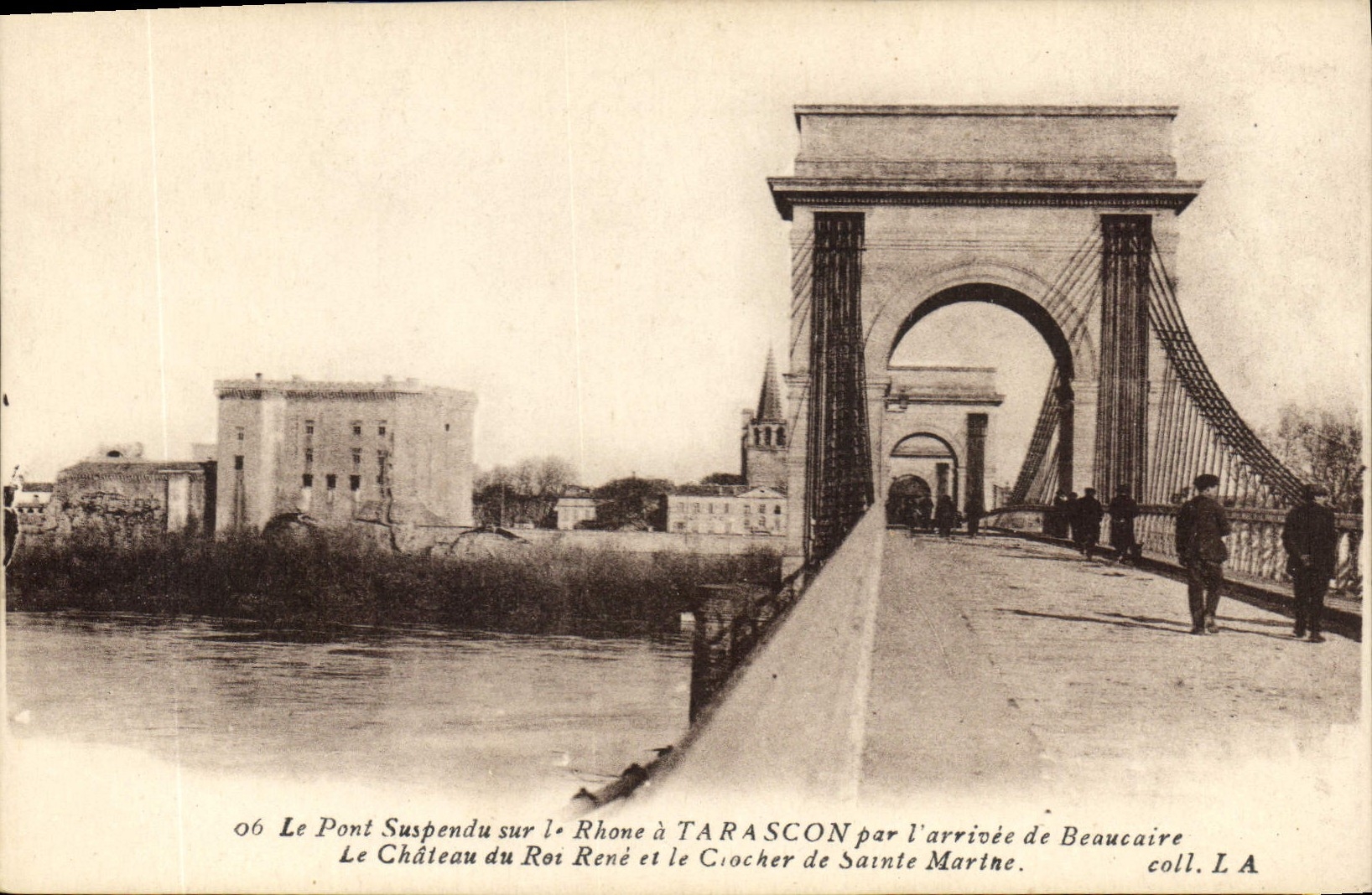 CPA Le Pont Suspendu sur le Rhone a Tarascon par l'Arrivee de Beaucaire Le Chateau du Roi Rene et le