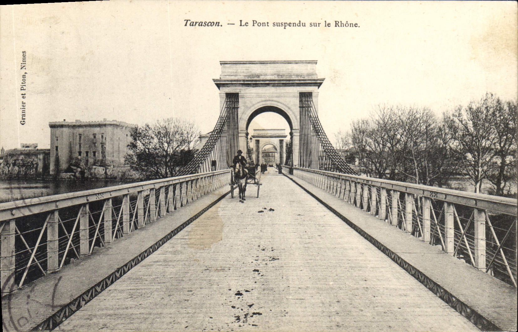 CPA Tarascon Le Pont suspendu sur le Rhone