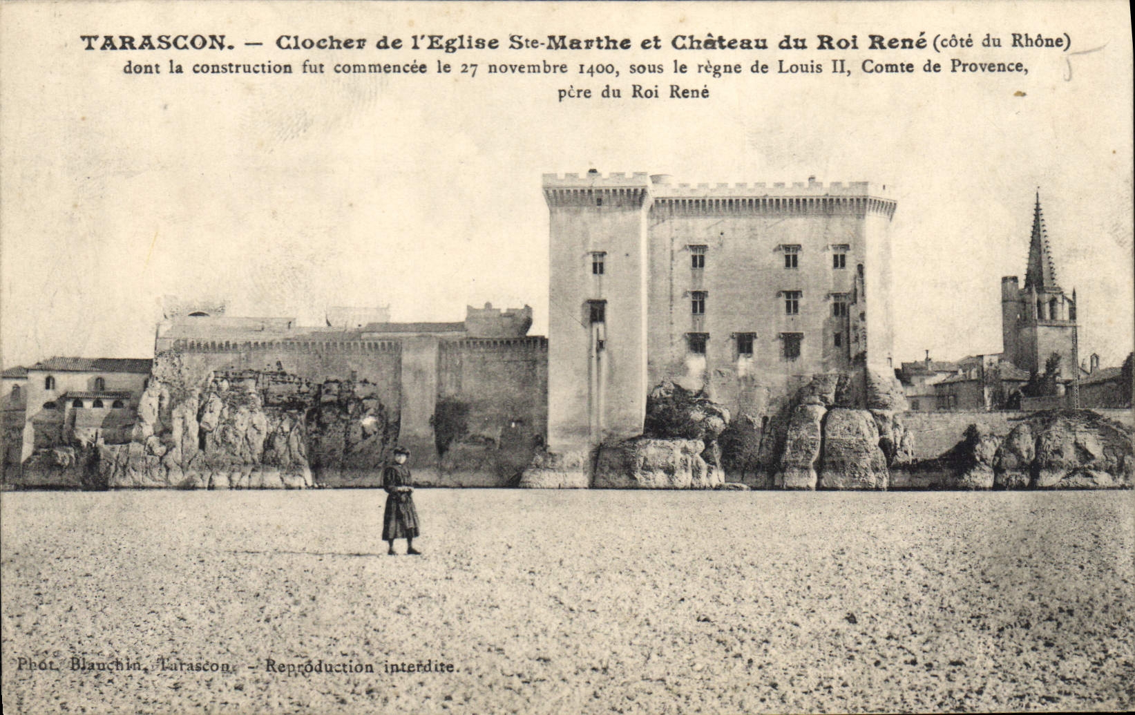 CPA Tarascon Clocher de l'Eglise Ste Marthe et Chateau du Roi Rene Cote du Rhone