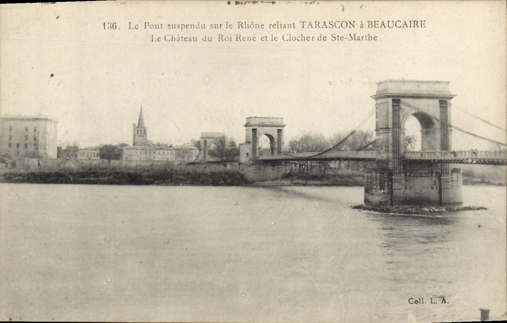 CPA Le Pont suspendu sur le Rhone reliant Tarascon a Beaucaire Le Chateau du Roi Rene et le Clocher