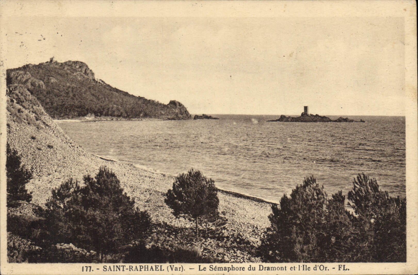 CPA Saint Raphael Var Le Semaphore du Dramont et l'Ile d'Or