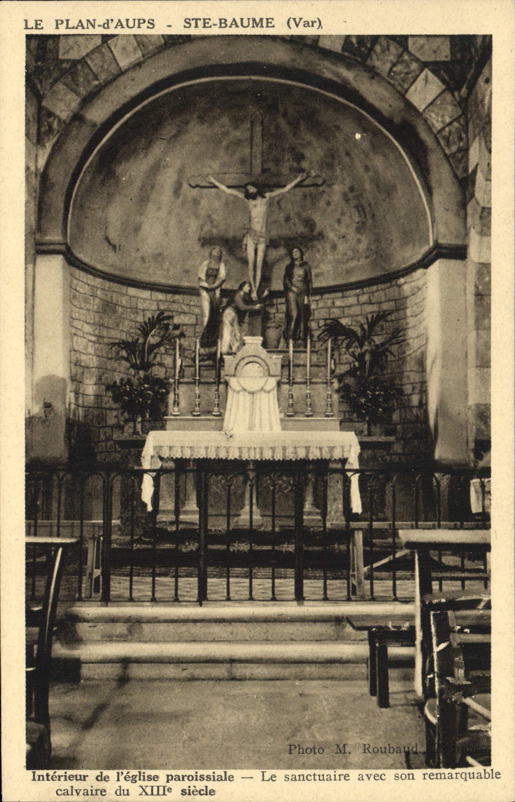 CPA Interieur de l'Eglise paroissiale Le sanctuaire avec son remarquable calvaire du XIII 