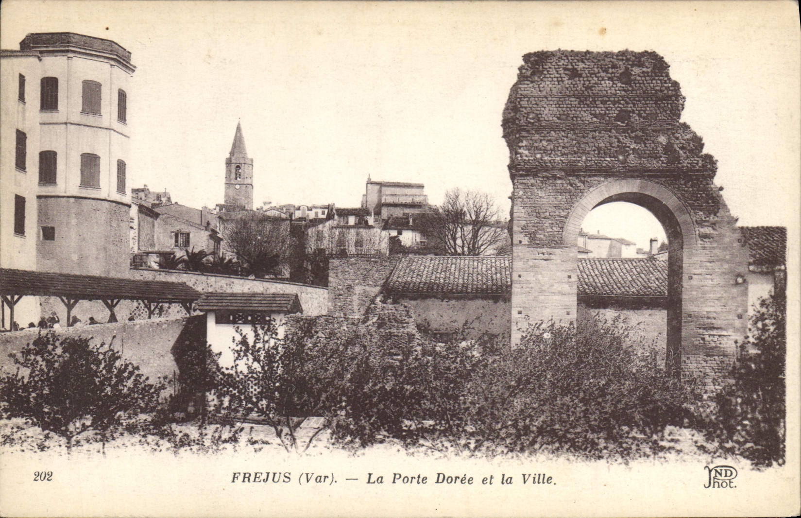 CPA Frejus Var La Porte Doree et la Ville