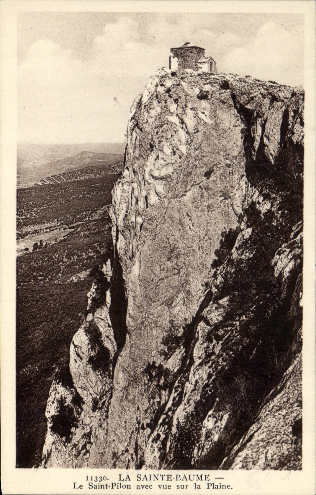 CPA La Sainte Baume Le Saint Pilon avec vuc sur la Plaine 