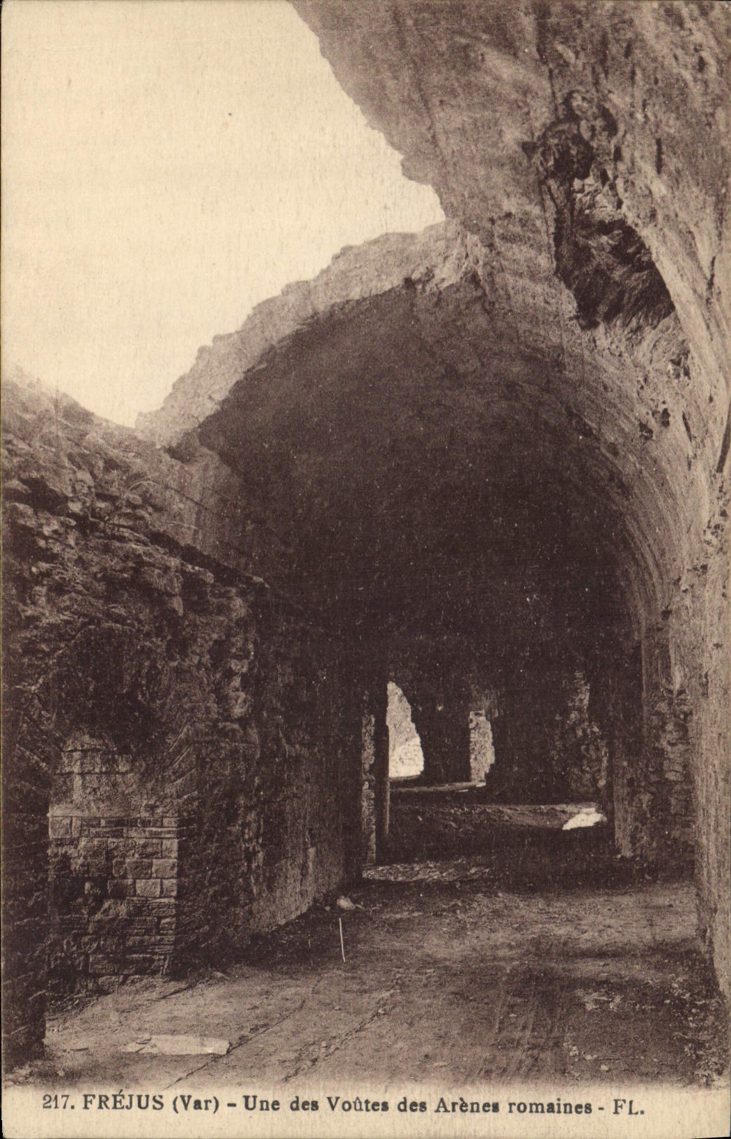 CPA Frejus Var Une des Voutes des Arenes romaines