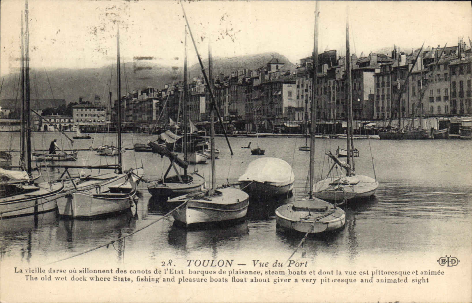 CPA Toulon Vue du Port la Vieille darse ou sillonnent des Canots de l'Etat Barques de plaisance Stea