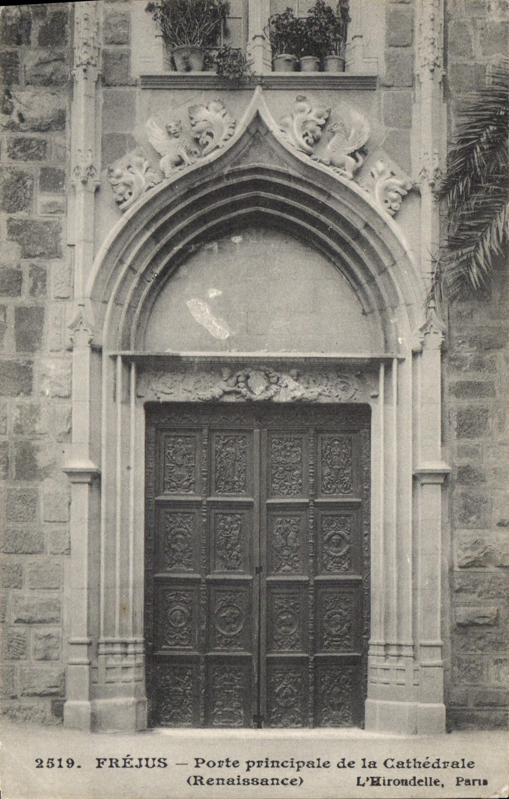 CPA Frejus Porte principale de la Cathedrale Renaissance