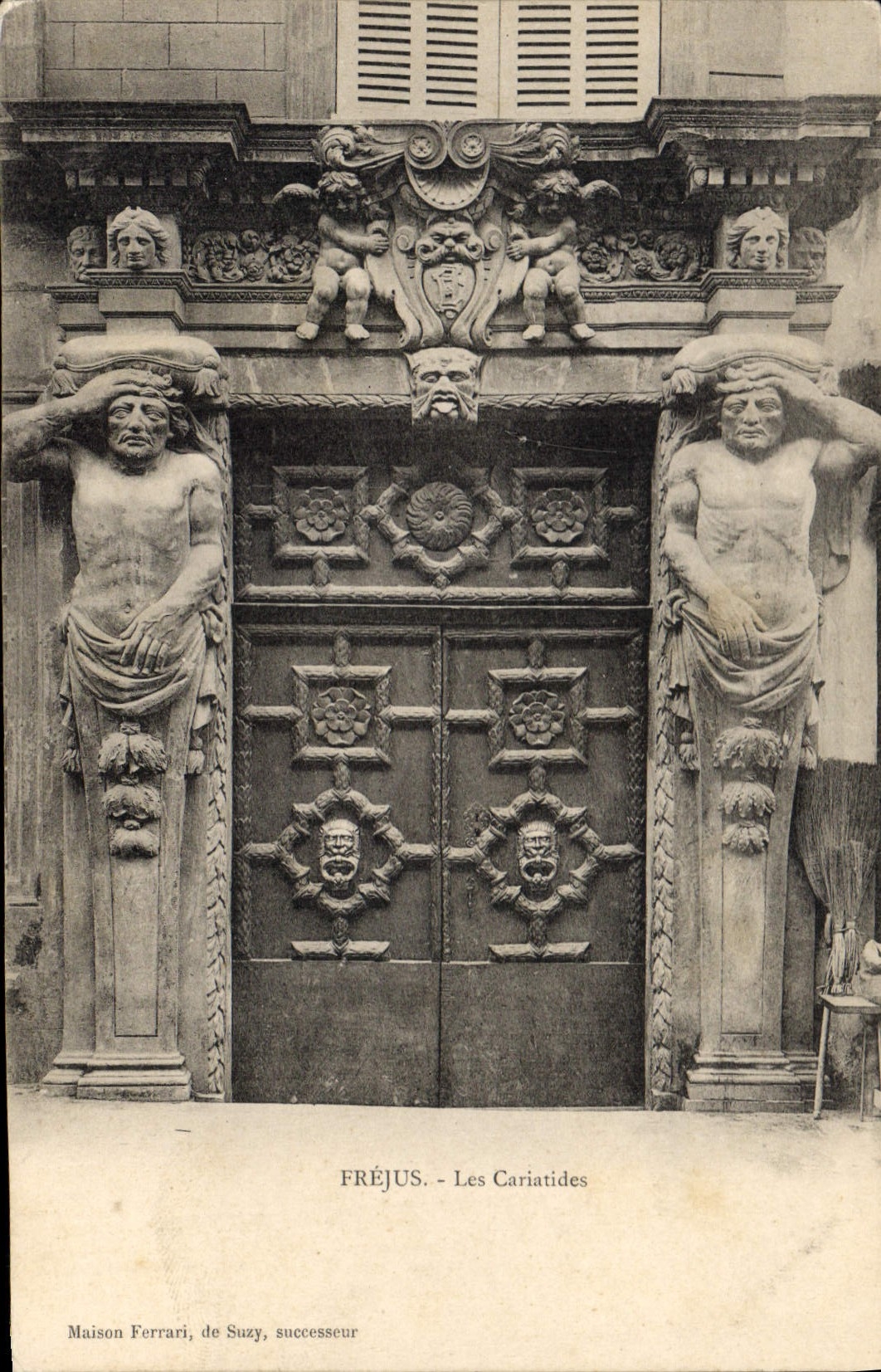 CPA Frejus les Cariatides 