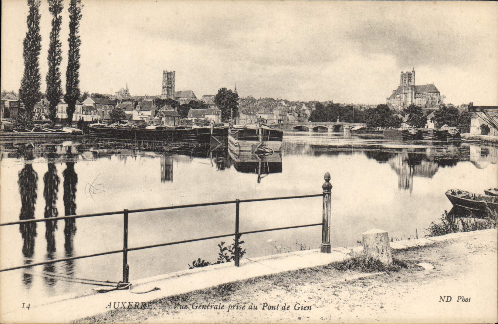 CPA Auxerre vue generale prise du pont de Gien 