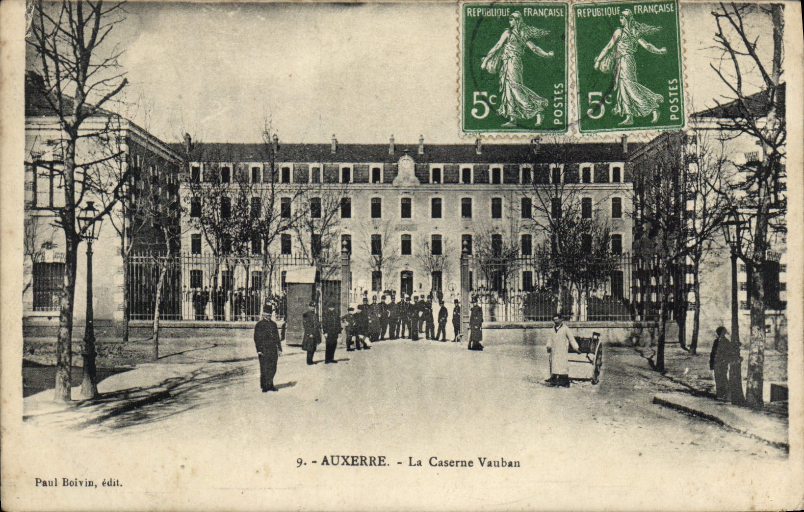 CPA Auxerre La Caserne Vauban Militaria