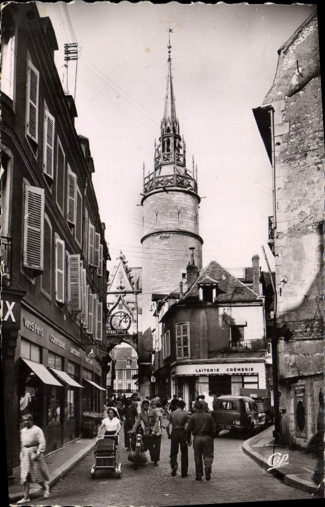 CPM Auxerre La Rue de l'Horloge Laiterie Cremerie