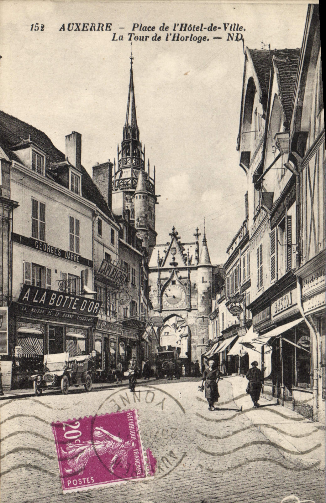 CPA Auxerre Place de l'Hotel de Ville La Tour de l'Horloge A la botte d'Or
