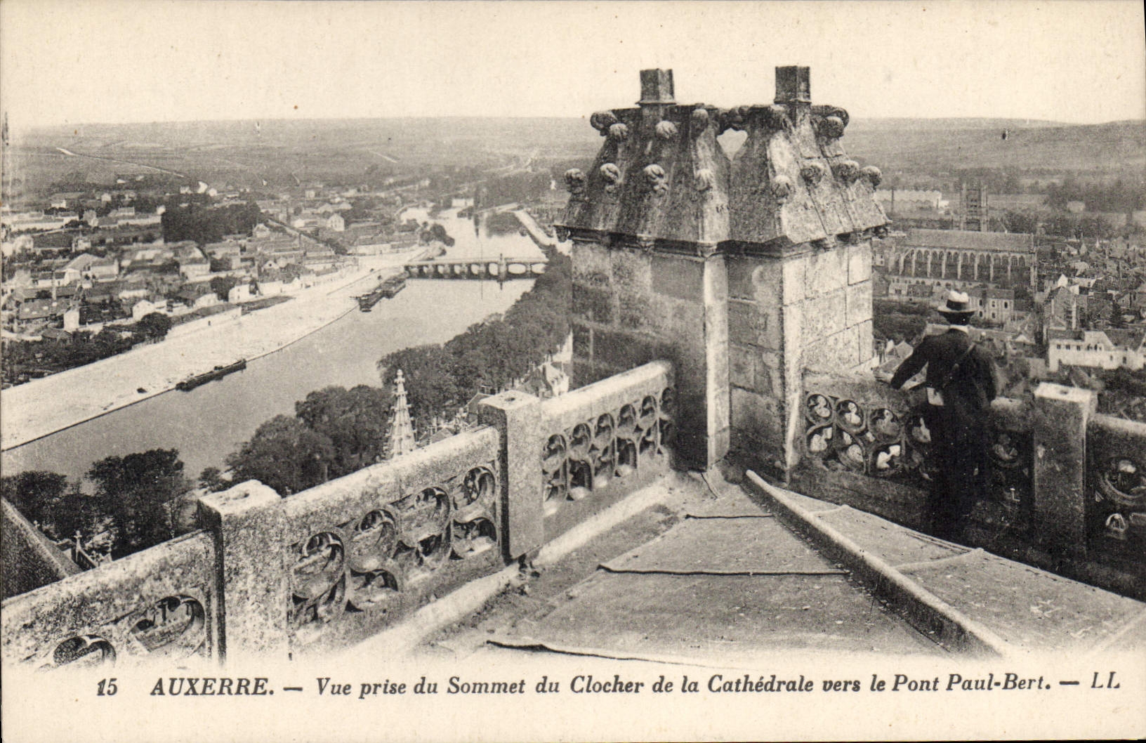CPA Auxerre Vue prise du Sommet du Clocher de la Cathedrale vers le Pont Paul Bert 